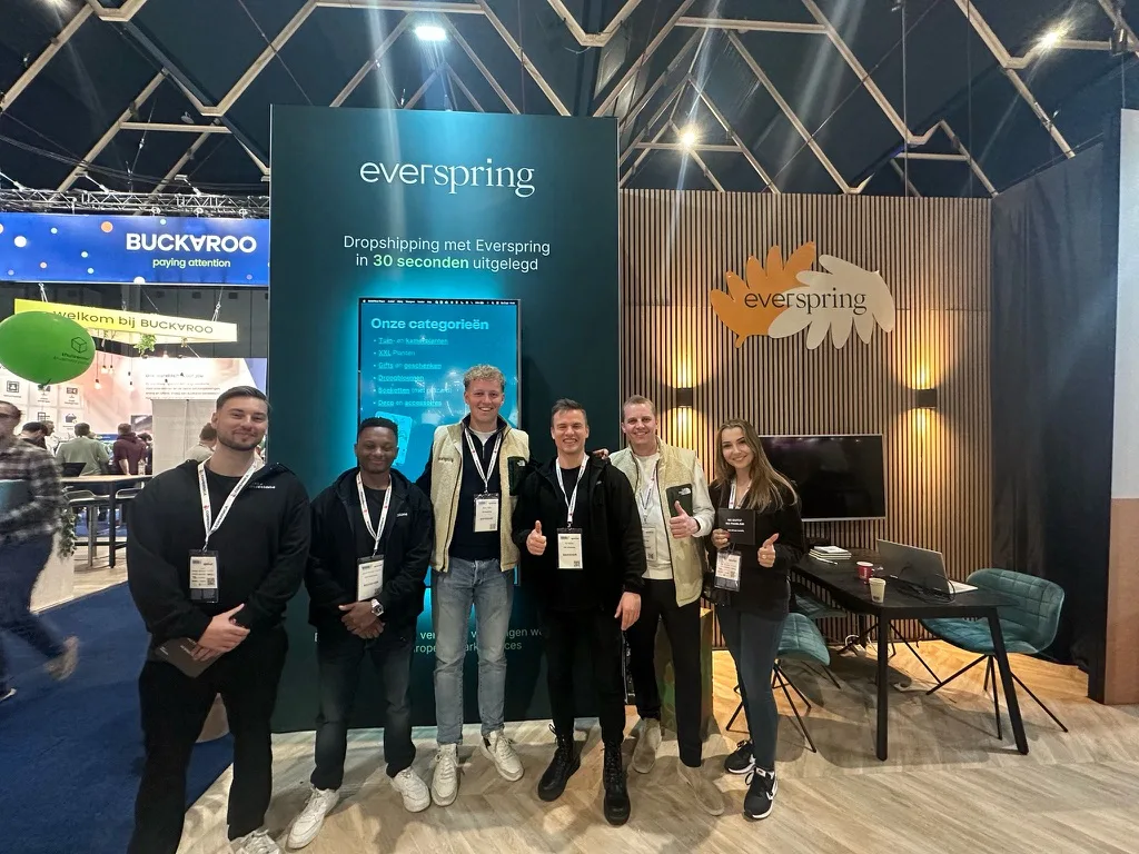 Het Everspring-team voor de beursstand