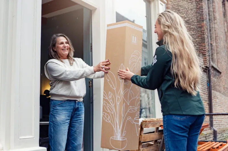 Handover of a carefully packaged green shipment